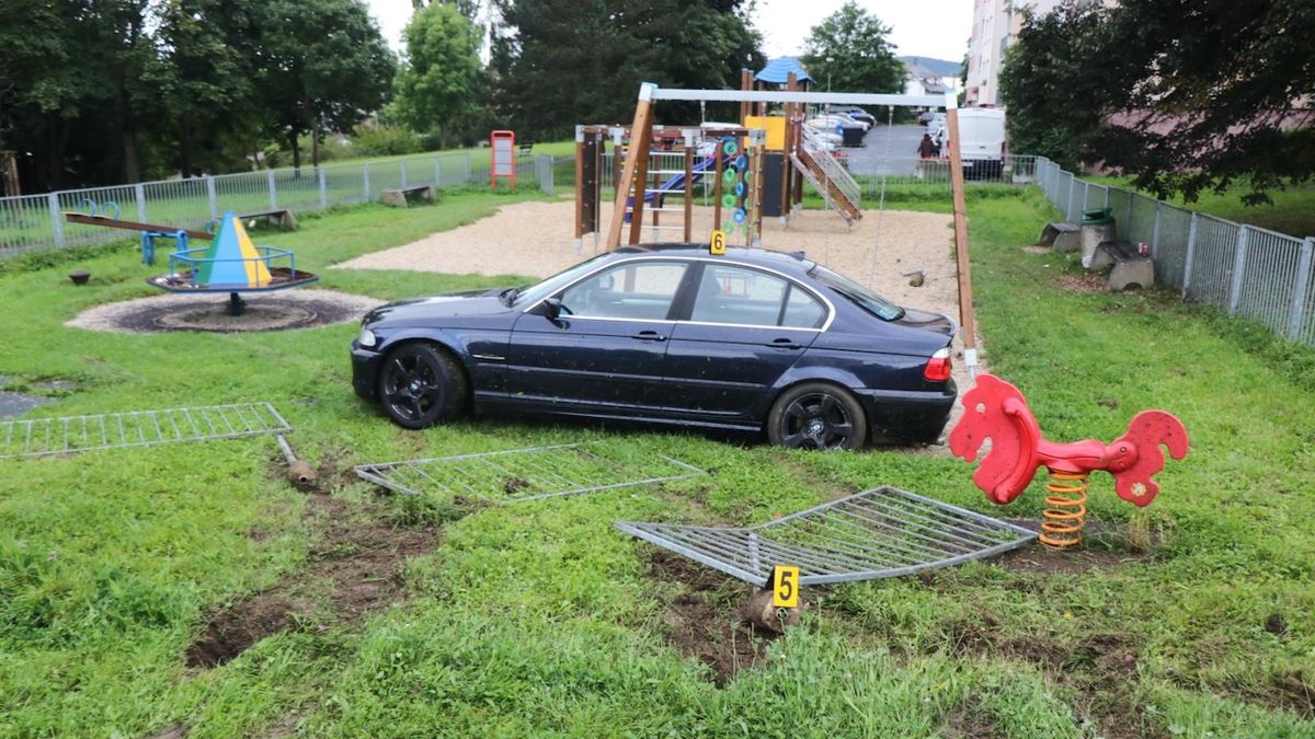 Řidič BMW skončil po smyku na dětském hřišti